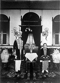 210px-COLLECTIE_TROPENMUSEUM_De_sultan_van_Bulungan_en_zijn_echtgenote_Borneo_TMnr_10001599